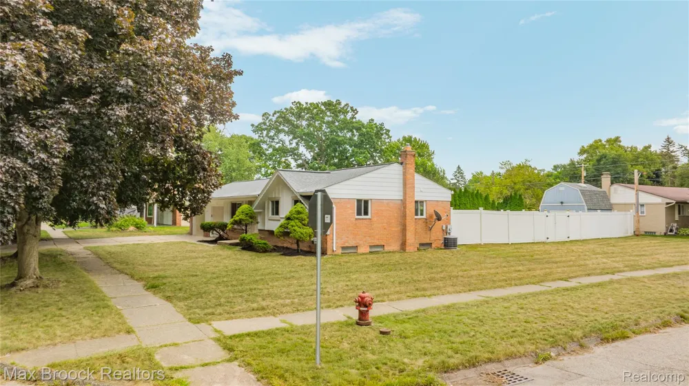 8735 Ringwood Drive Commerce Charter Township, MI 48382