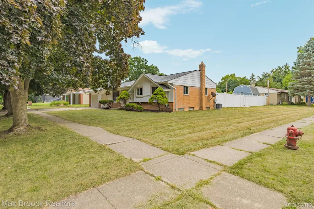 8735 Ringwood Drive Commerce Charter Township, MI 48382