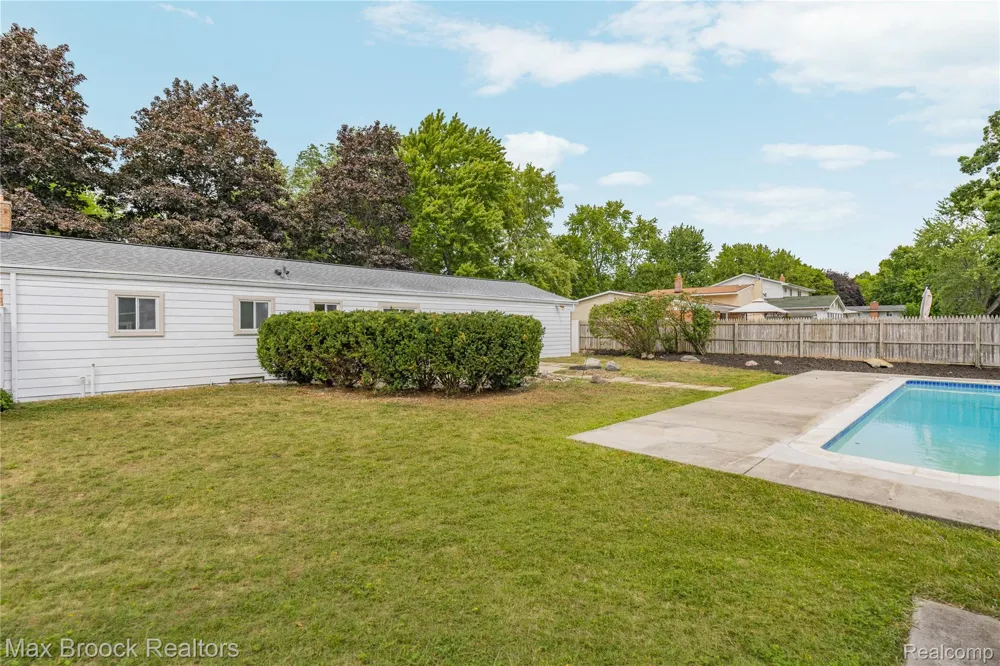 8735 Ringwood Drive Commerce Charter Township, MI 48382