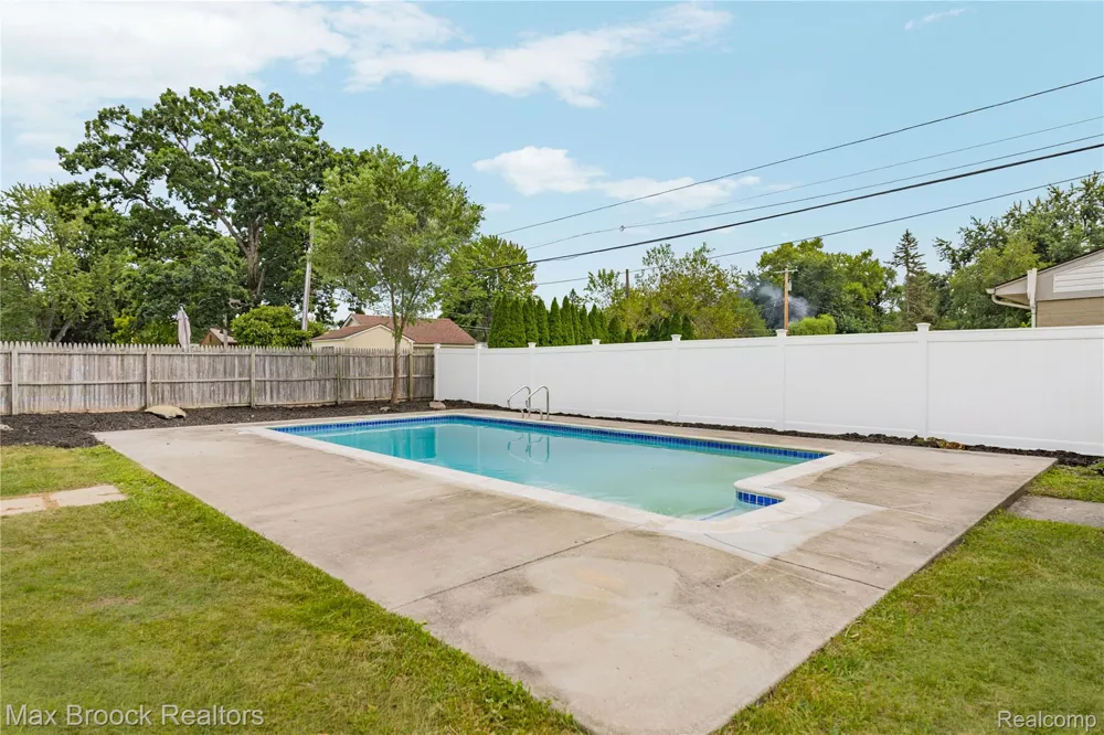 8735 Ringwood Drive Commerce Charter Township, MI 48382