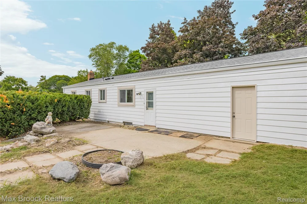 8735 Ringwood Drive Commerce Charter Township, MI 48382