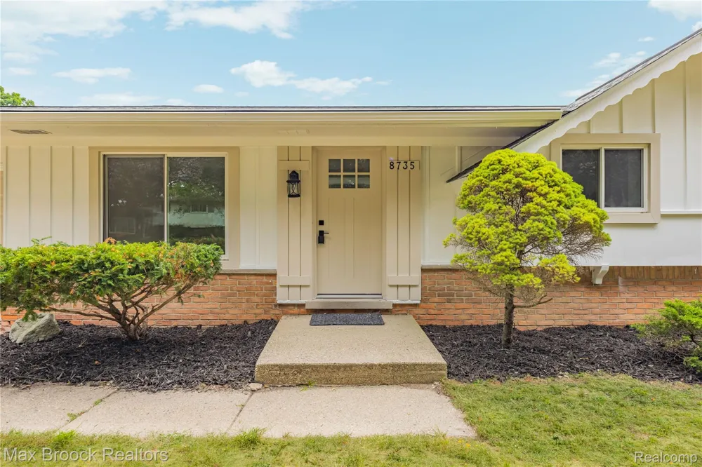 8735 Ringwood Drive Commerce Charter Township, MI 48382