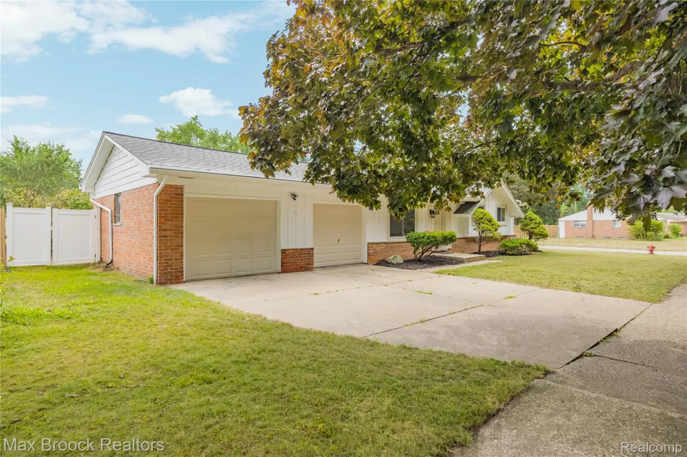 8735 Ringwood Drive Commerce Charter Township, MI 48382