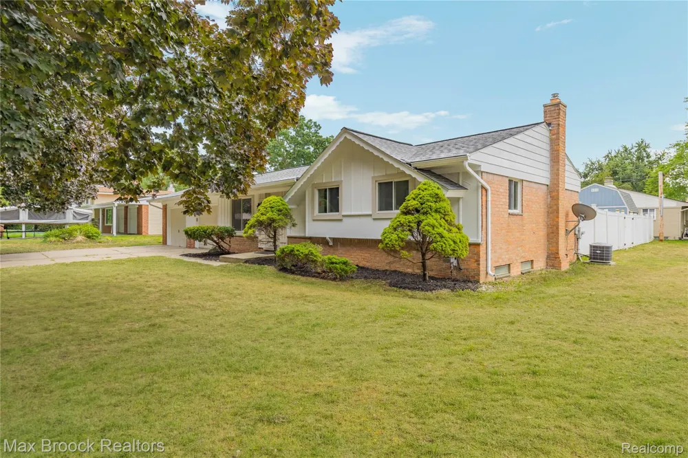 8735 Ringwood Drive Commerce Charter Township, MI 48382