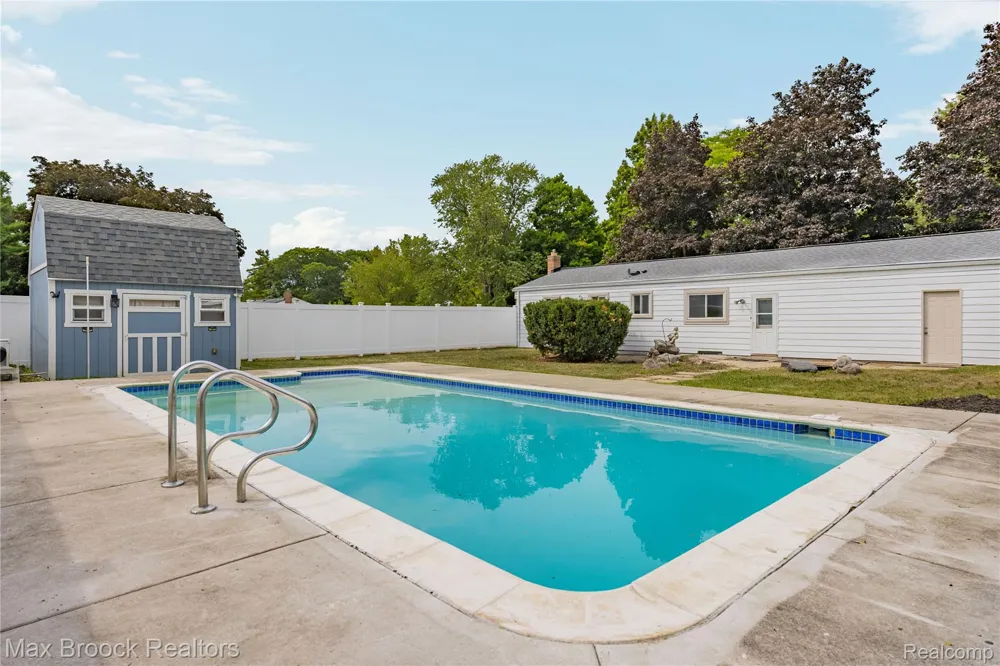 8735 Ringwood Drive Commerce Charter Township, MI 48382