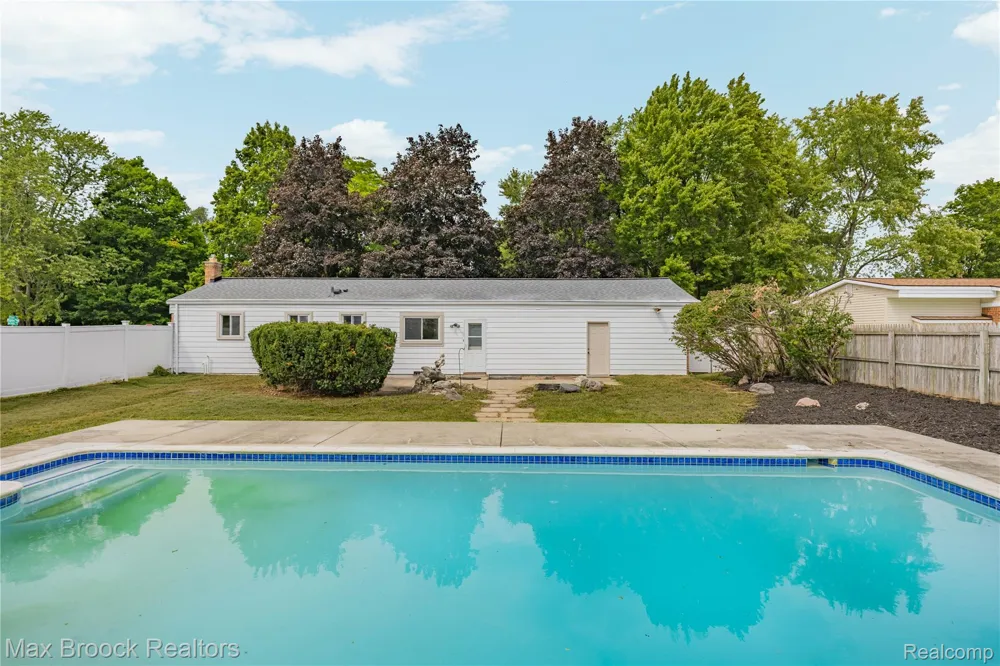 8735 Ringwood Drive Commerce Charter Township, MI 48382
