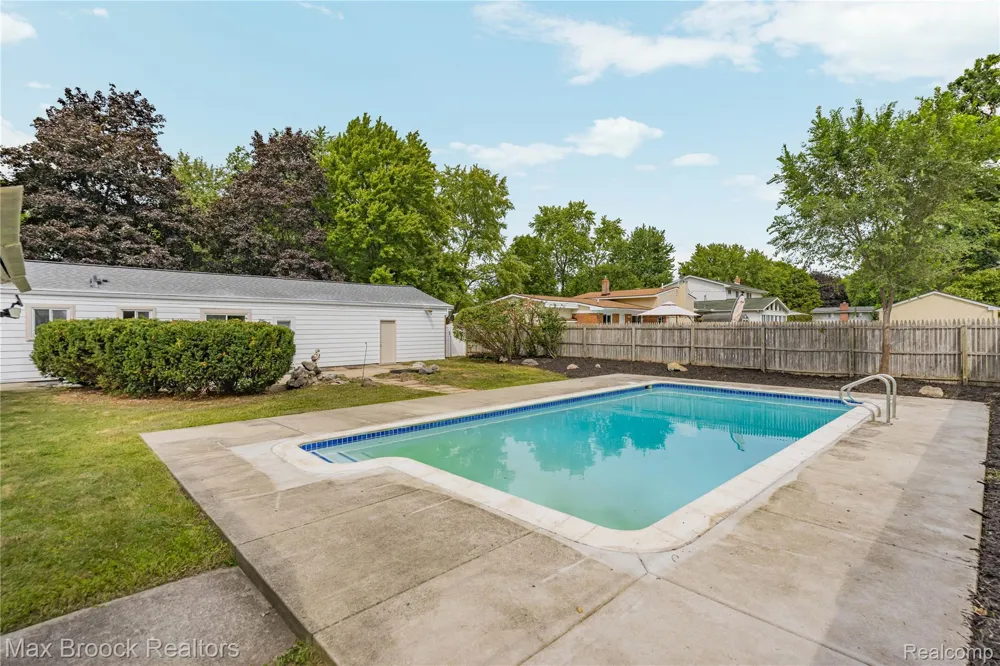 8735 Ringwood Drive Commerce Charter Township, MI 48382