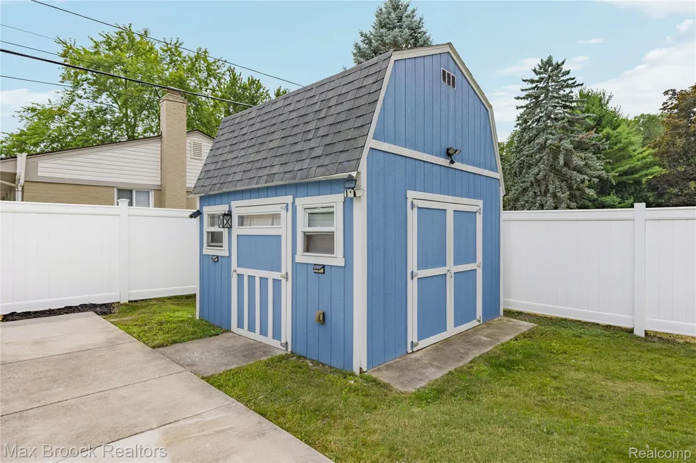 8735 Ringwood Drive Commerce Charter Township, MI 48382