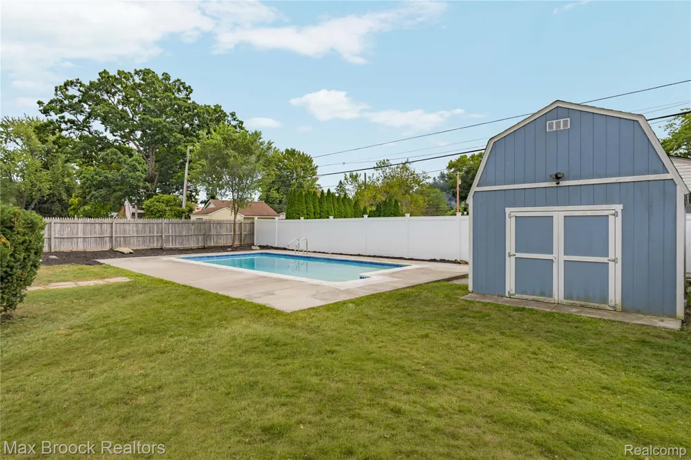 8735 Ringwood Drive Commerce Charter Township, MI 48382