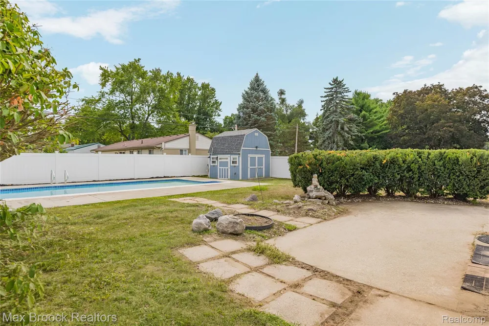 8735 Ringwood Drive Commerce Charter Township, MI 48382