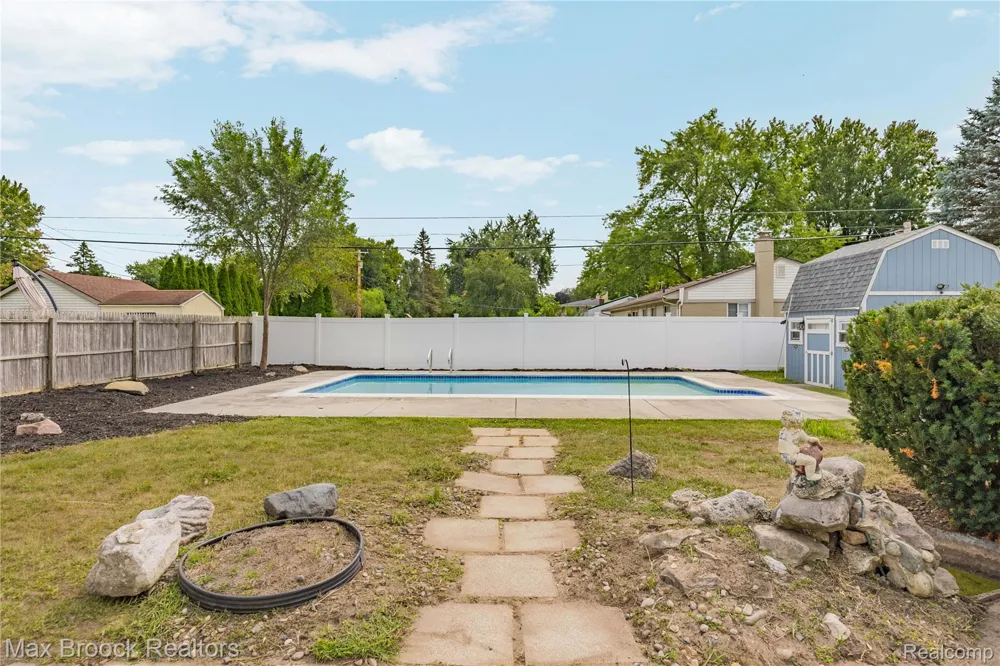8735 Ringwood Drive Commerce Charter Township, MI 48382