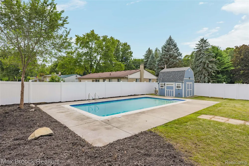 8735 Ringwood Drive Commerce Charter Township, MI 48382