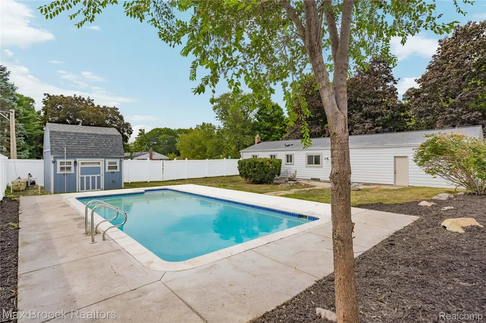 8735 Ringwood Drive Commerce Charter Township, MI 48382