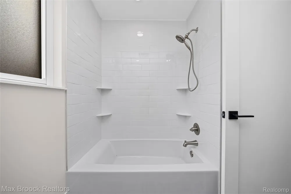 8735 Ringwood Drive Commerce Charter Township, MI 48382