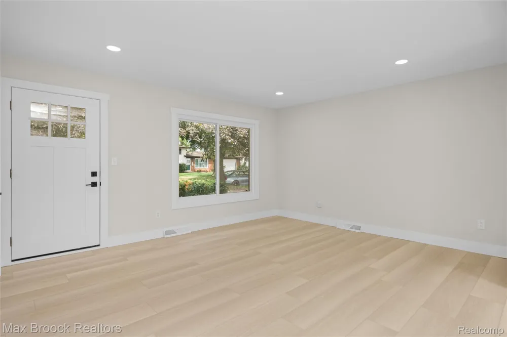 8735 Ringwood Drive Commerce Charter Township, MI 48382