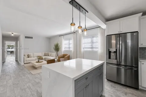 1340 Lincoln Rd #208