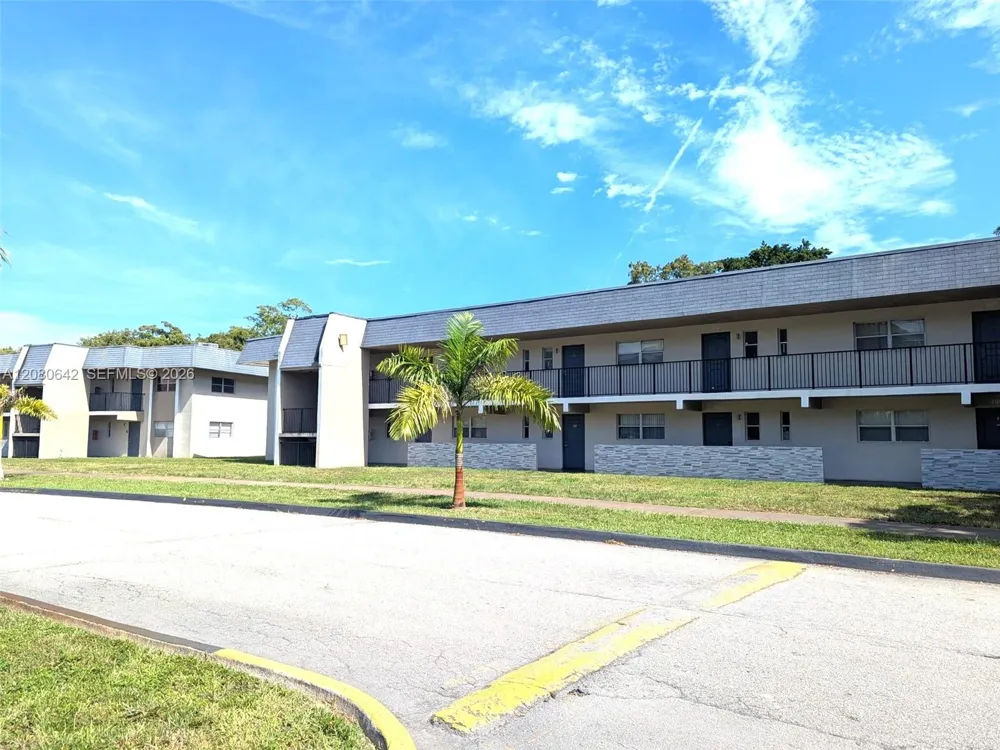 7925 Fairview Dr #201 Tamarac, FL 33321