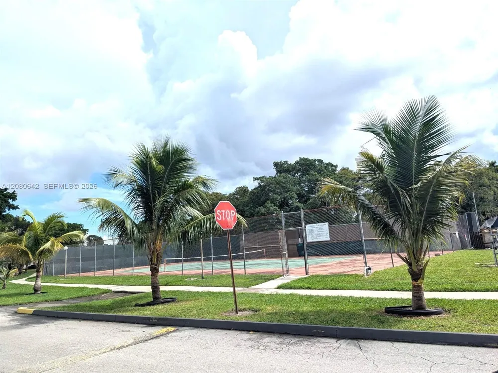 7925 Fairview Dr #201 Tamarac, FL 33321