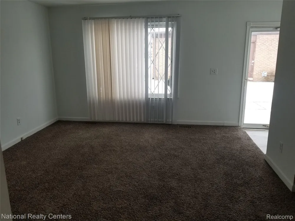 15175 RAPHAEL Warren City, MI 48088
