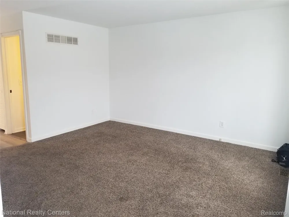 15175 RAPHAEL Warren City, MI 48088