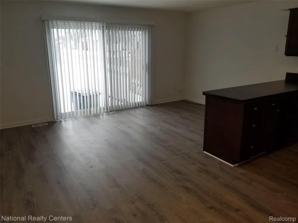 15175 RAPHAEL Warren City, MI 48088
