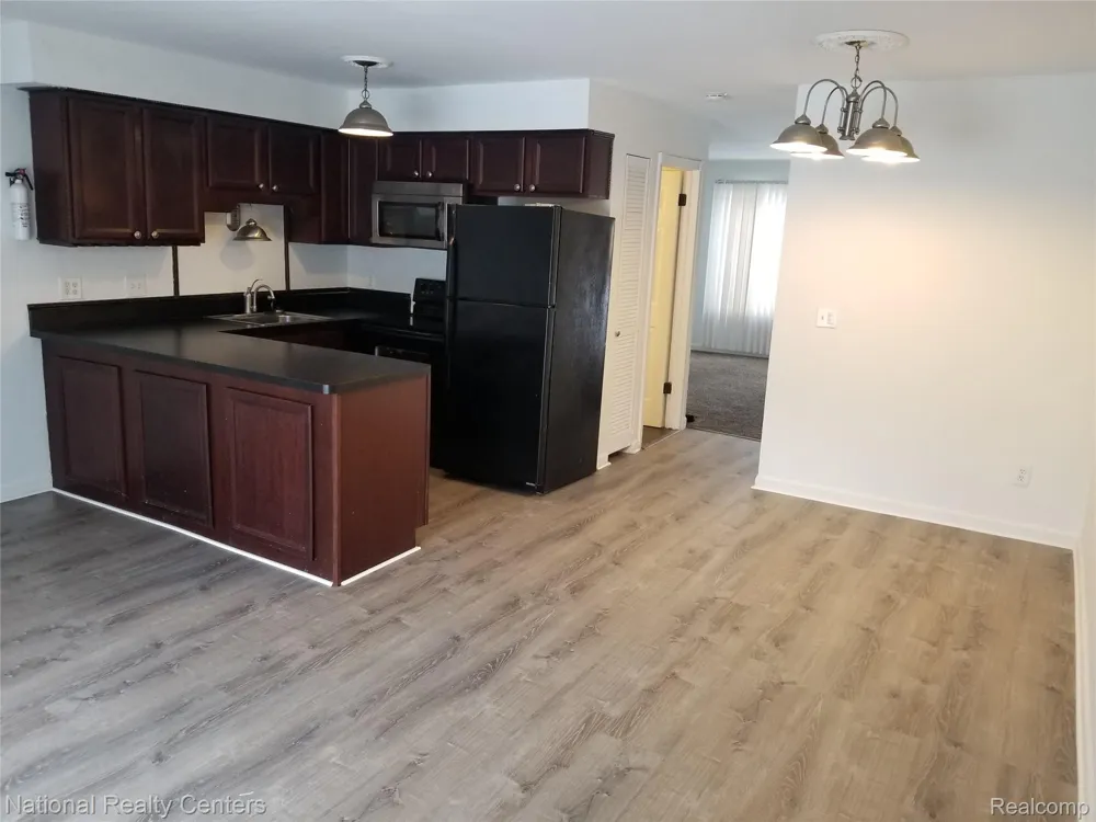 15175 RAPHAEL Warren City, MI 48088