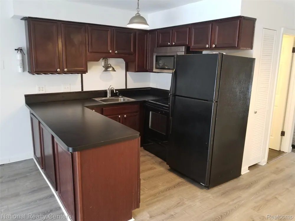 15175 RAPHAEL Warren City, MI 48088