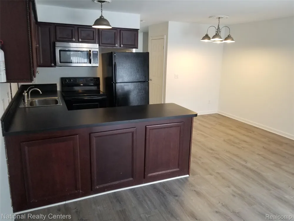 15175 RAPHAEL Warren City, MI 48088