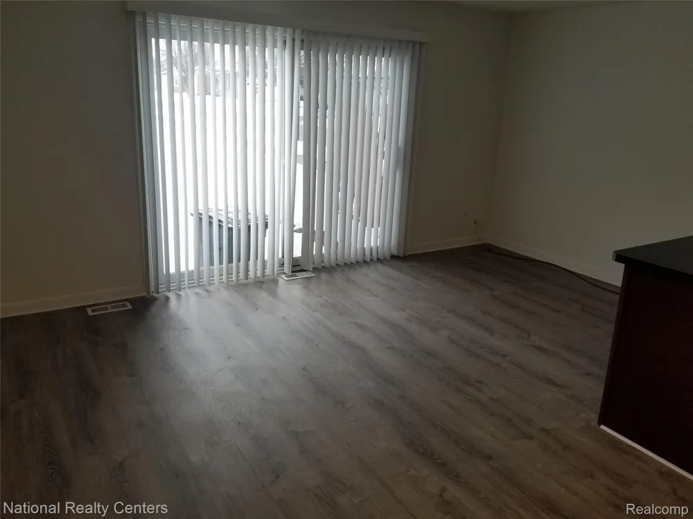 15175 RAPHAEL Warren City, MI 48088