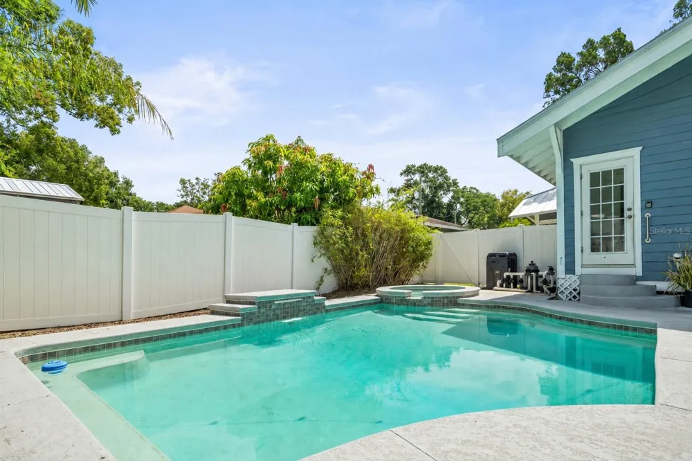 7002 CAMERON AVENUE Tampa, FL 33614