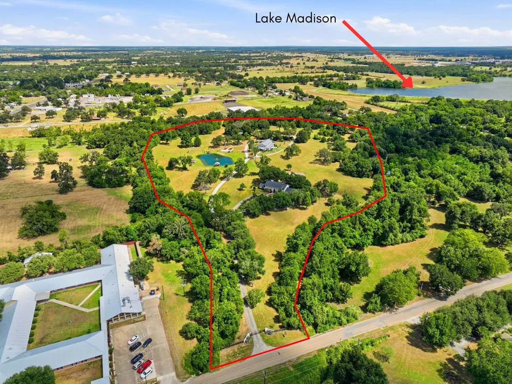 601 E Collard. Street Madisonville, TX 77864