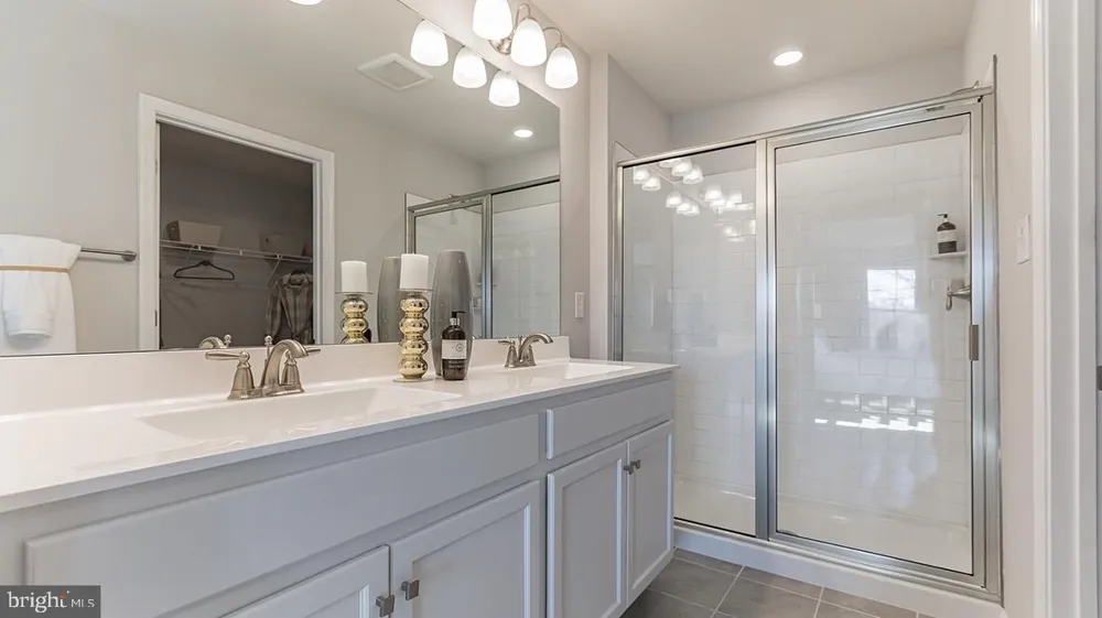 16 NORWICH LANE Moorestown, NJ 08057