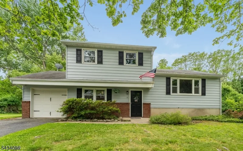 10 Lynnfield Ter Lopatcong, NJ 08865