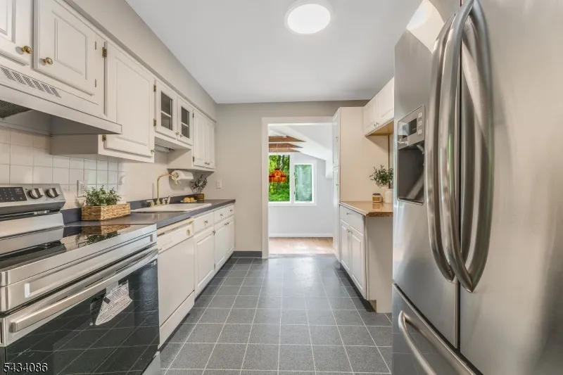 10 Lynnfield Ter Lopatcong, NJ 08865