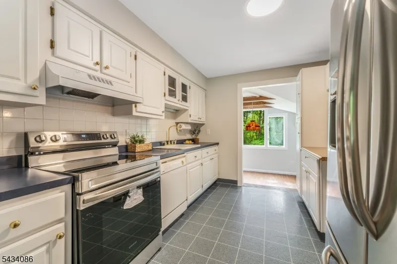 10 Lynnfield Ter Lopatcong, NJ 08865
