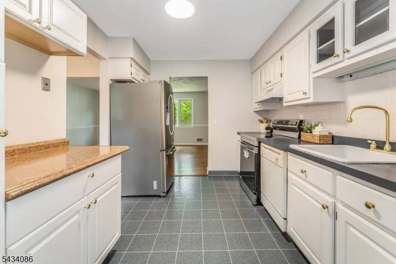 10 Lynnfield Ter Lopatcong, NJ 08865