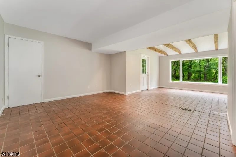 10 Lynnfield Ter Lopatcong, NJ 08865