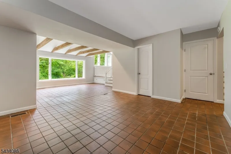 10 Lynnfield Ter Lopatcong, NJ 08865
