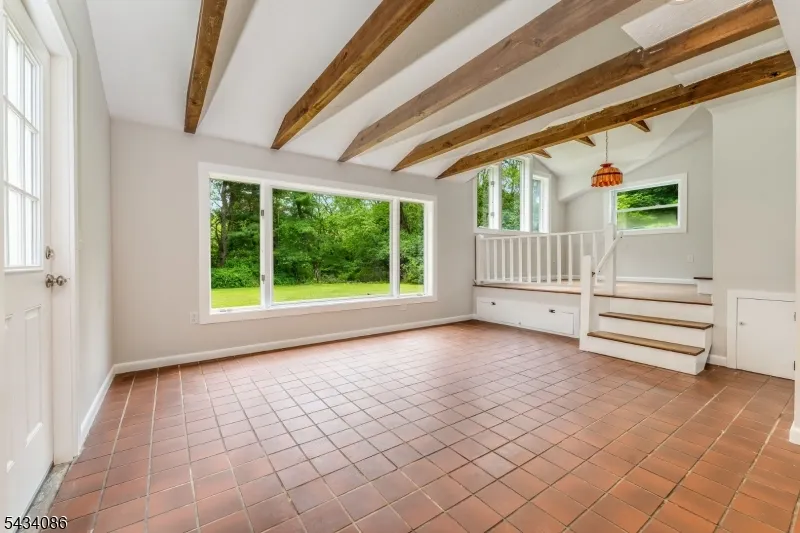 10 Lynnfield Ter Lopatcong, NJ 08865