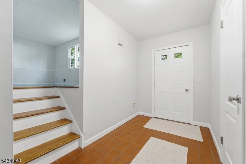 10 Lynnfield Ter Lopatcong, NJ 08865