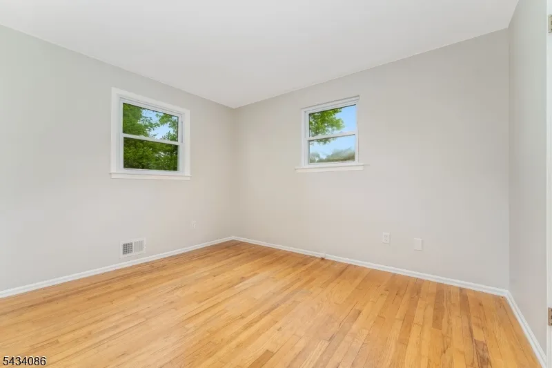 10 Lynnfield Ter Lopatcong, NJ 08865