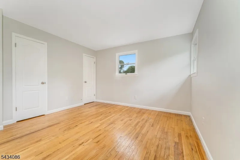 10 Lynnfield Ter Lopatcong, NJ 08865