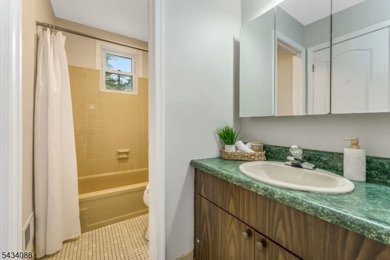 10 Lynnfield Ter Lopatcong, NJ 08865