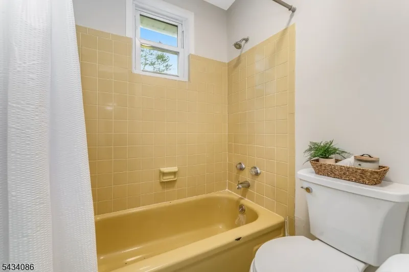 10 Lynnfield Ter Lopatcong, NJ 08865