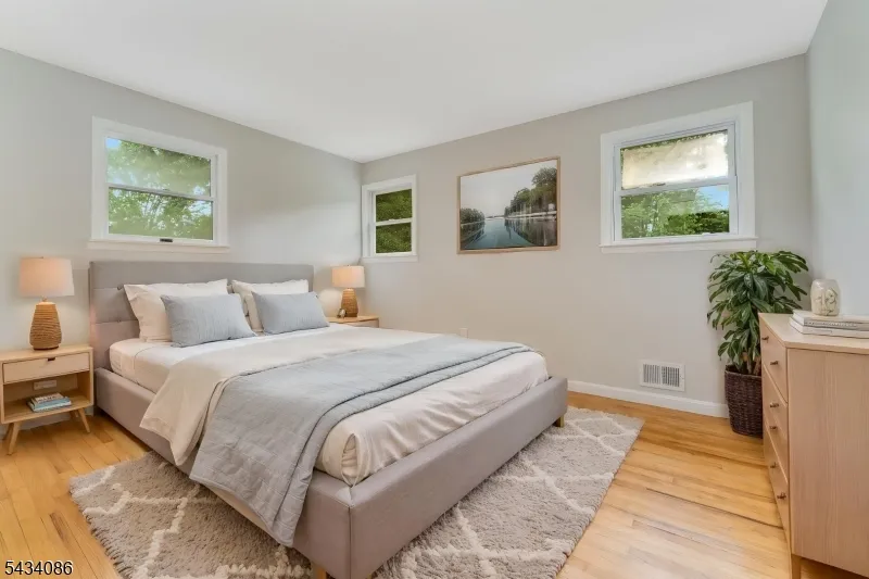 10 Lynnfield Ter Lopatcong, NJ 08865