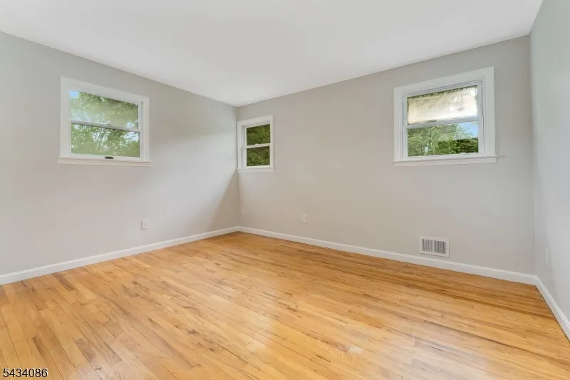 10 Lynnfield Ter Lopatcong, NJ 08865