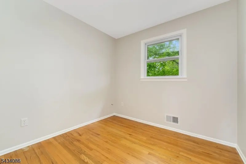 10 Lynnfield Ter Lopatcong, NJ 08865