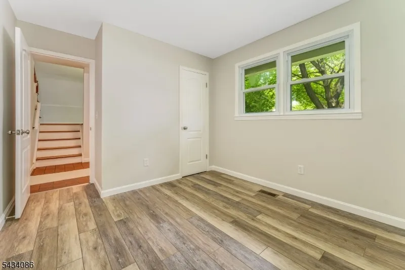 10 Lynnfield Ter Lopatcong, NJ 08865