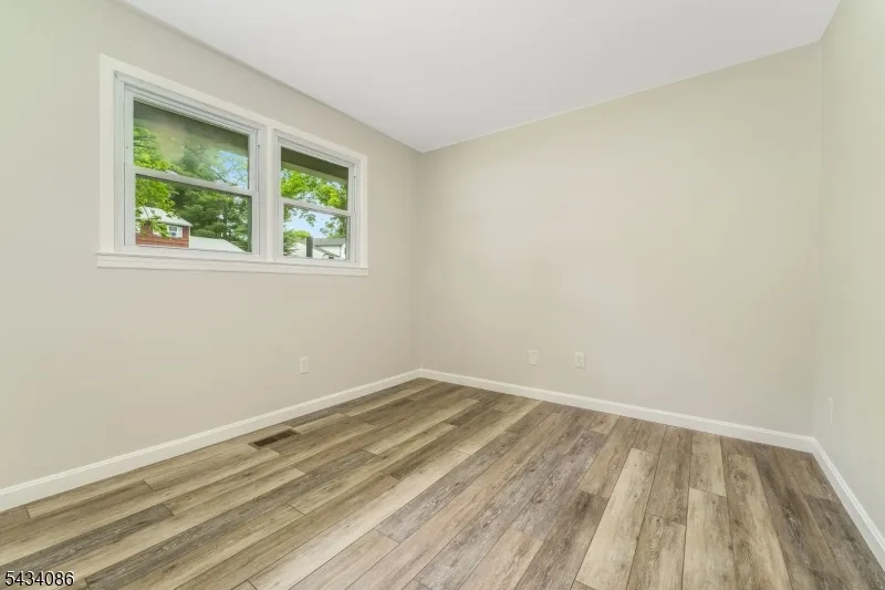 10 Lynnfield Ter Lopatcong, NJ 08865