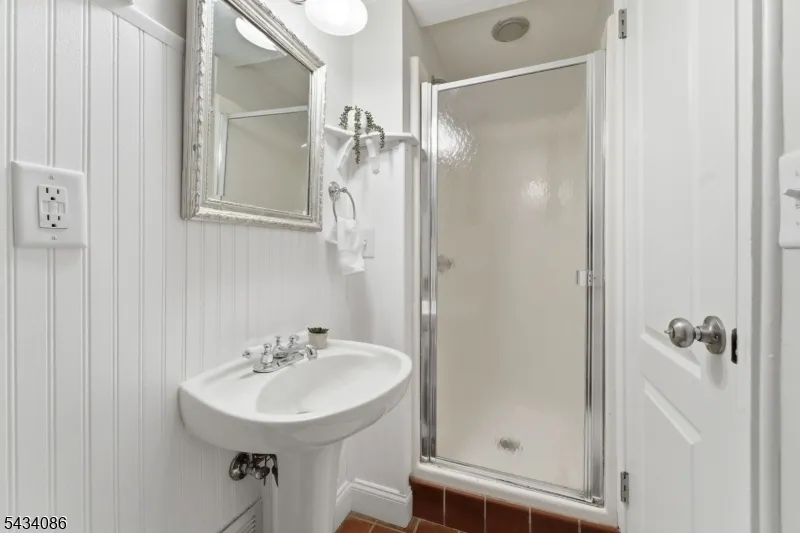 10 Lynnfield Ter Lopatcong, NJ 08865